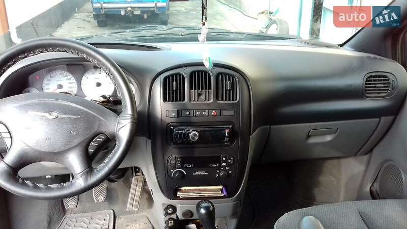 2004 chrysler voyager