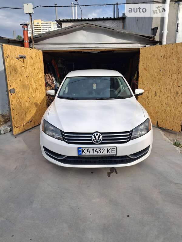 2013 VOLKSWAGEN Passat