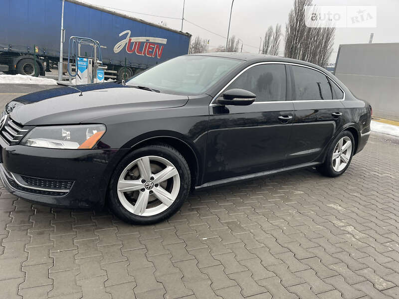 2012 VOLKSWAGEN Passat