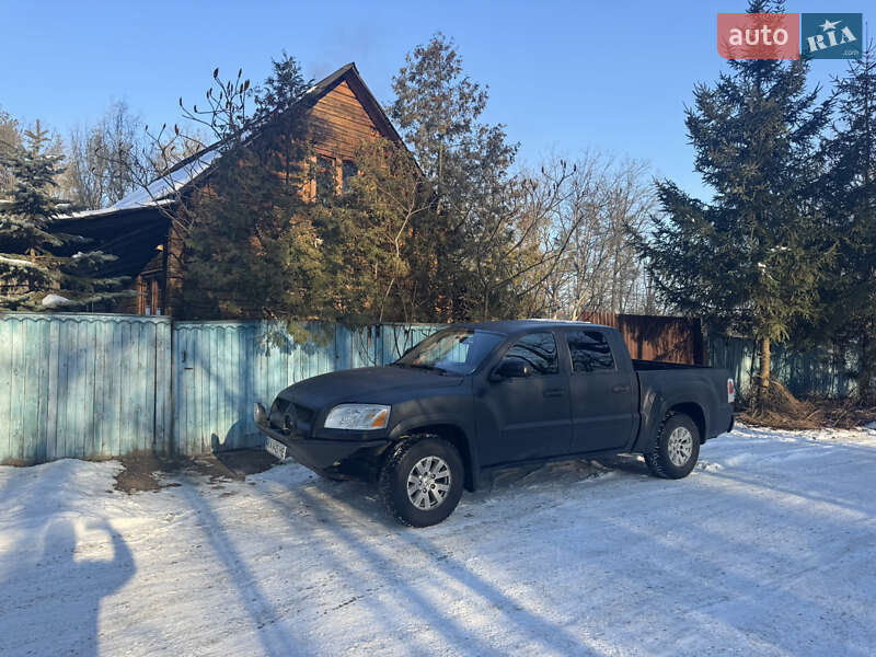 2005 mitsubishi raider