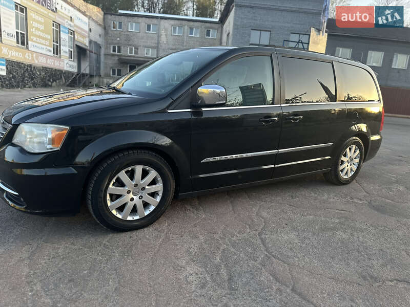 2011 chrysler town country