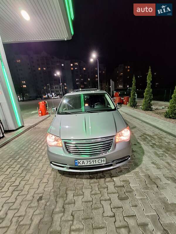 2013 chrysler town-country