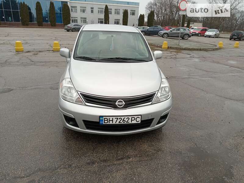 2011 nissan versa