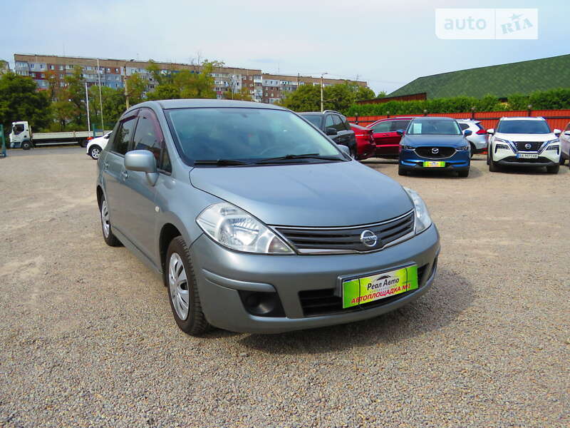 2011 nissan tiida