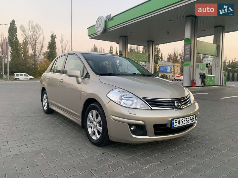 2011 nissan tiida