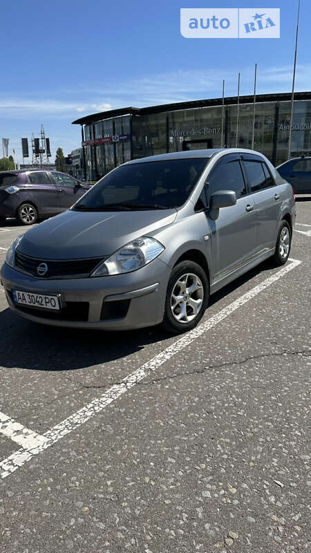 2011 nissan tiida