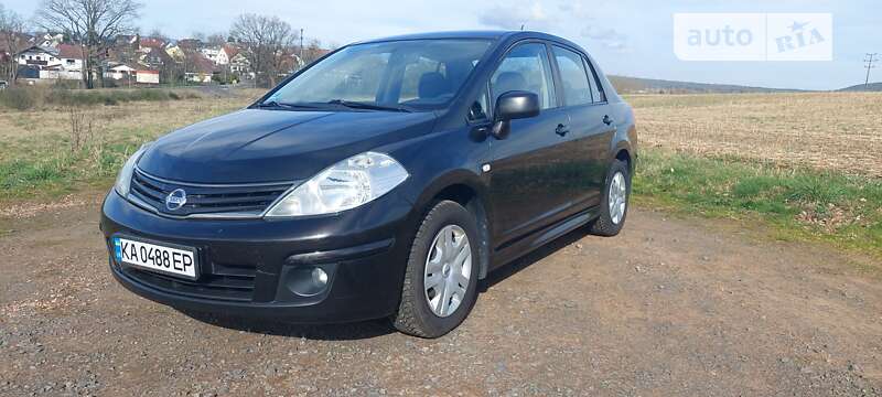 2011 nissan tiida