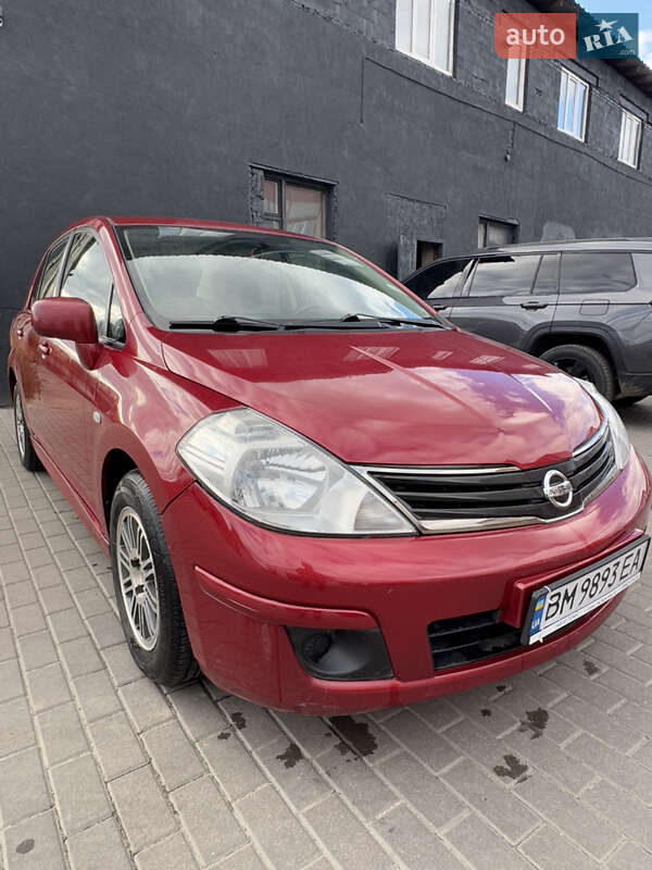 2011 nissan tiida
