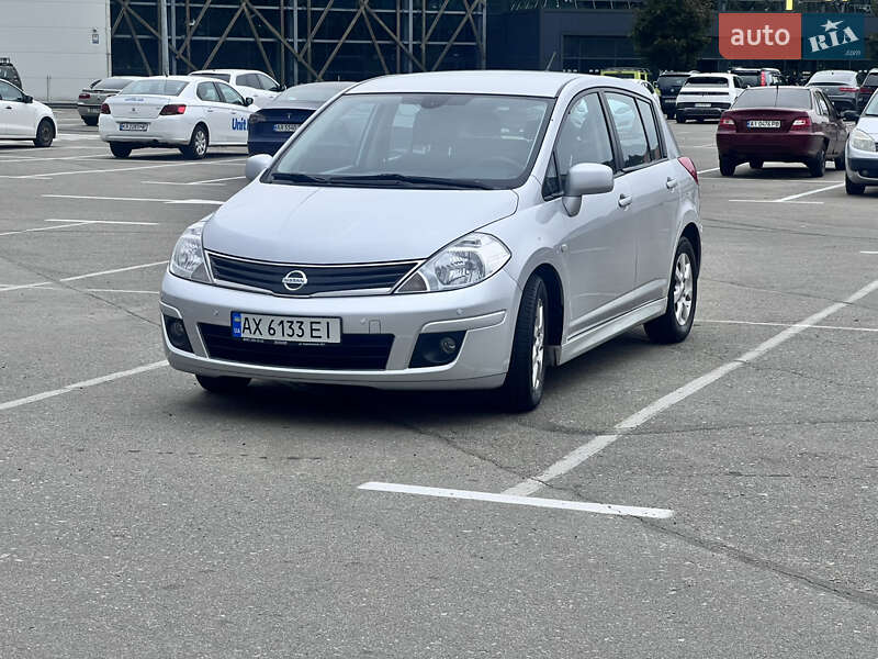 2011 nissan tiida