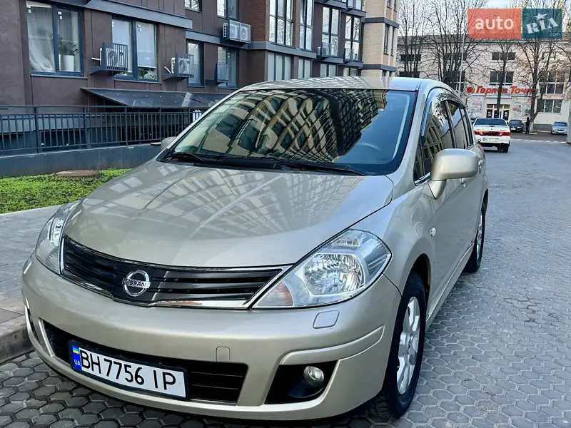 2011 nissan tiida