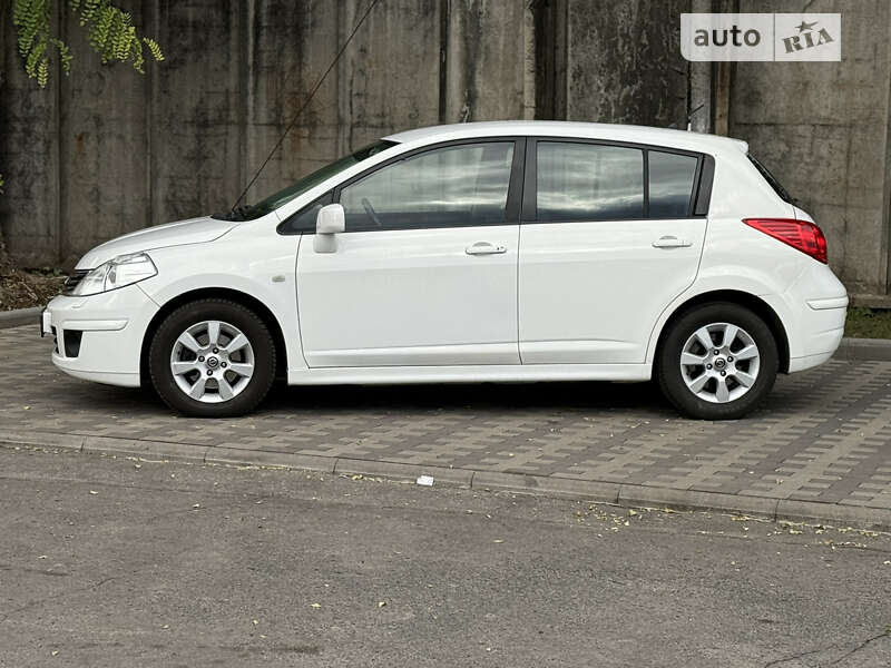 2011 nissan tiida