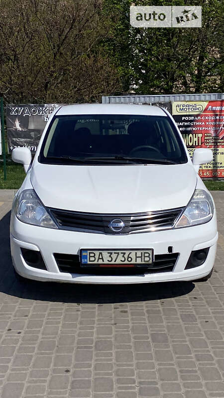 2011 nissan tiida