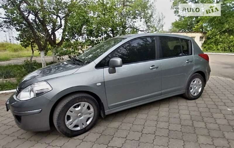 2011 nissan tiida