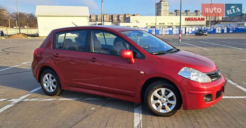 2011 nissan tiida