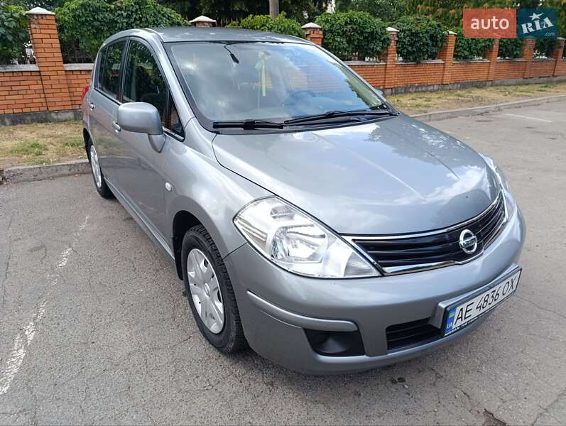 2011 nissan tiida
