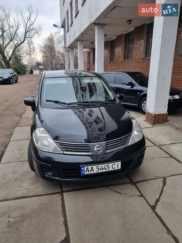 2011 nissan tiida