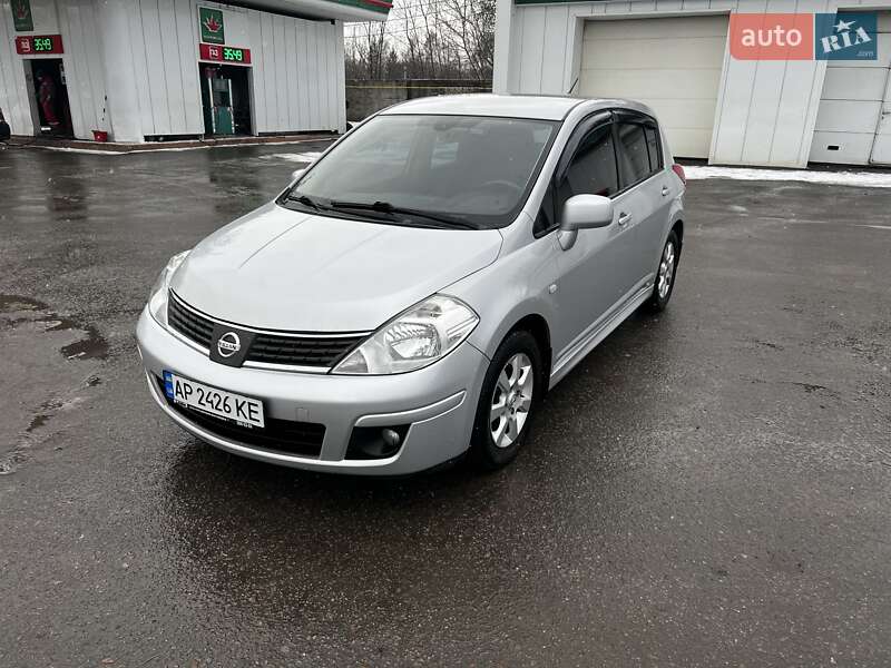 2011 nissan tiida