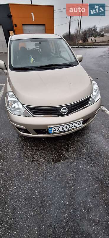 2011 nissan tiida