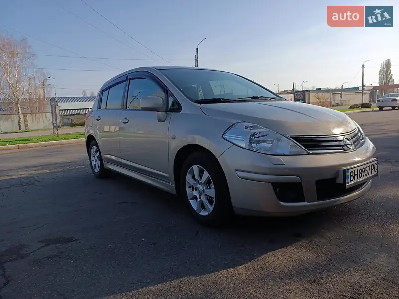 2011 nissan tiida