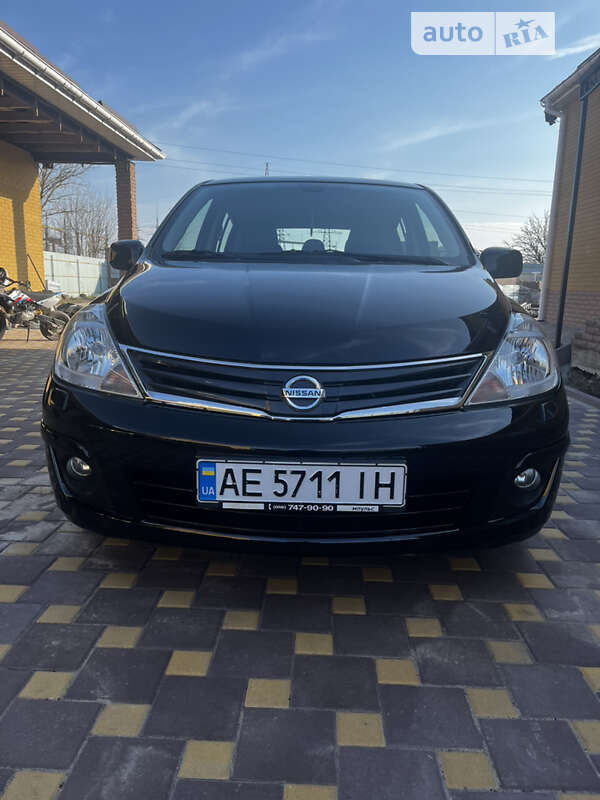 2011 nissan tiida