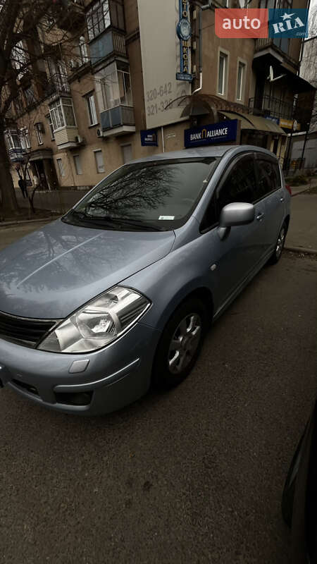 2011 nissan tiida