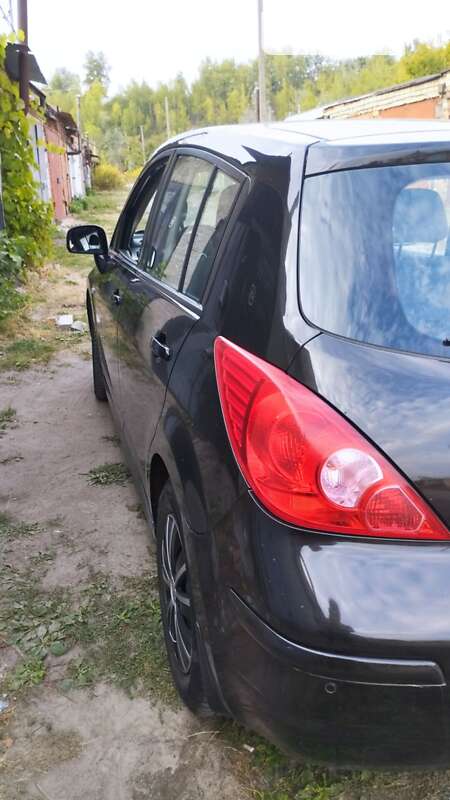 2011 nissan tiida