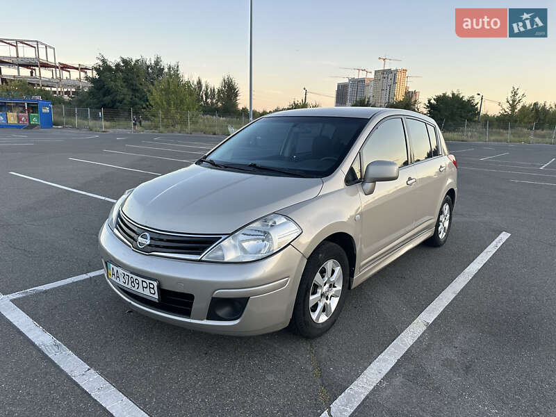2011 nissan tiida