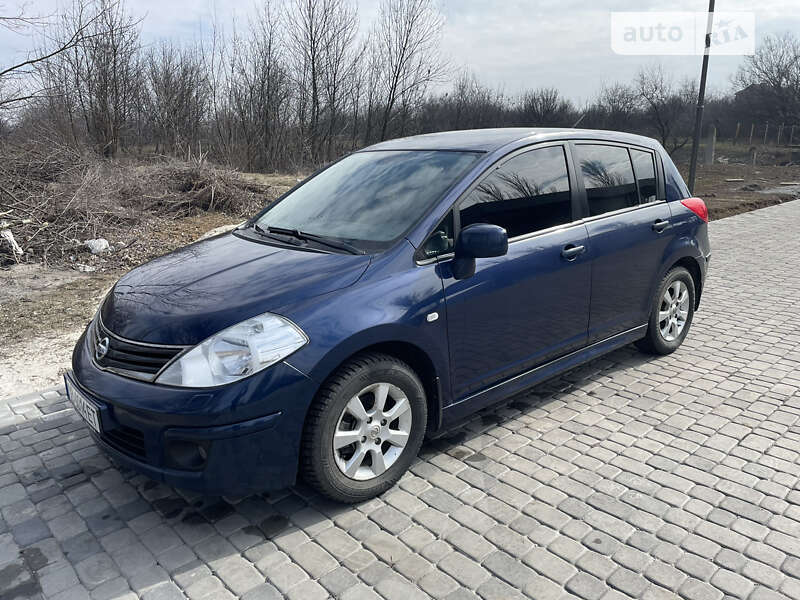 2011 nissan tiida