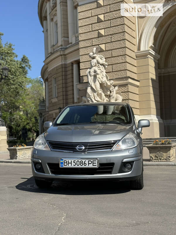 2012 nissan tiida