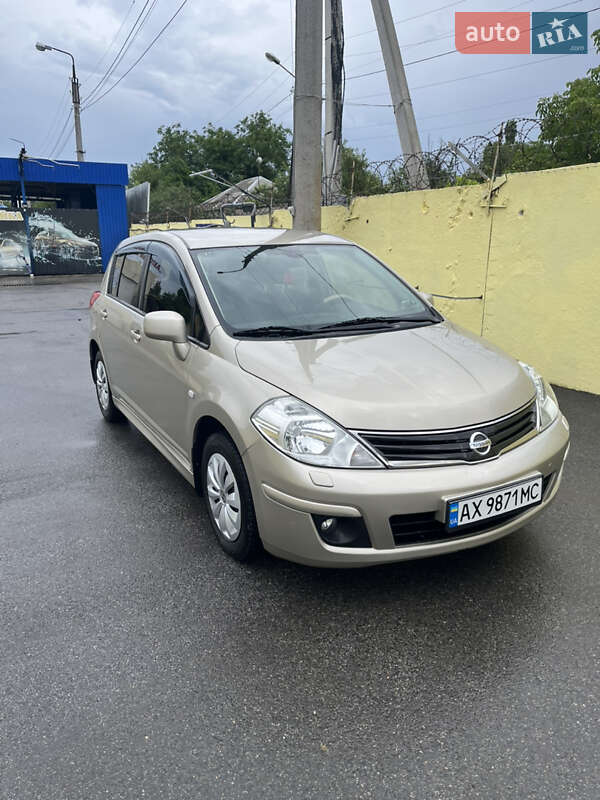 2012 nissan tiida