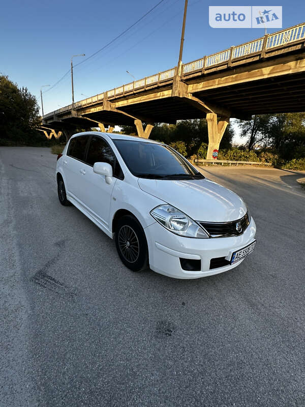 2012 nissan tiida