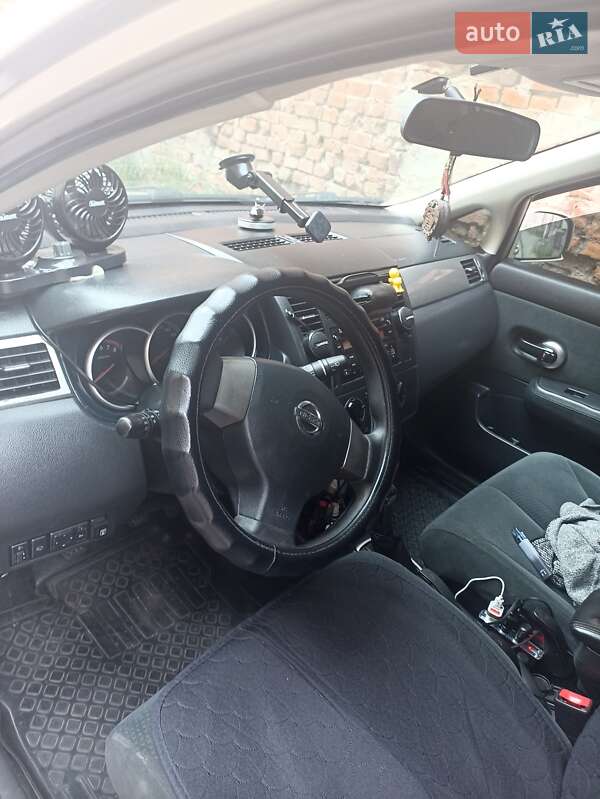 2010 nissan tiida