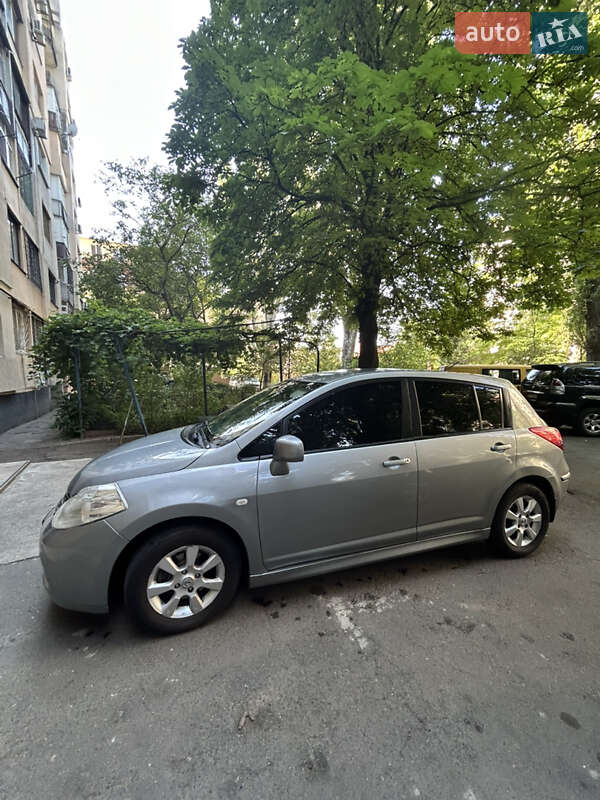 2010 nissan tiida