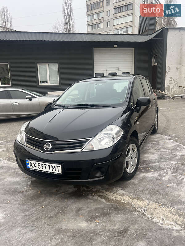 2011 nissan tiida