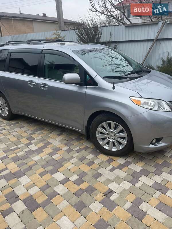 2012 toyota sienna