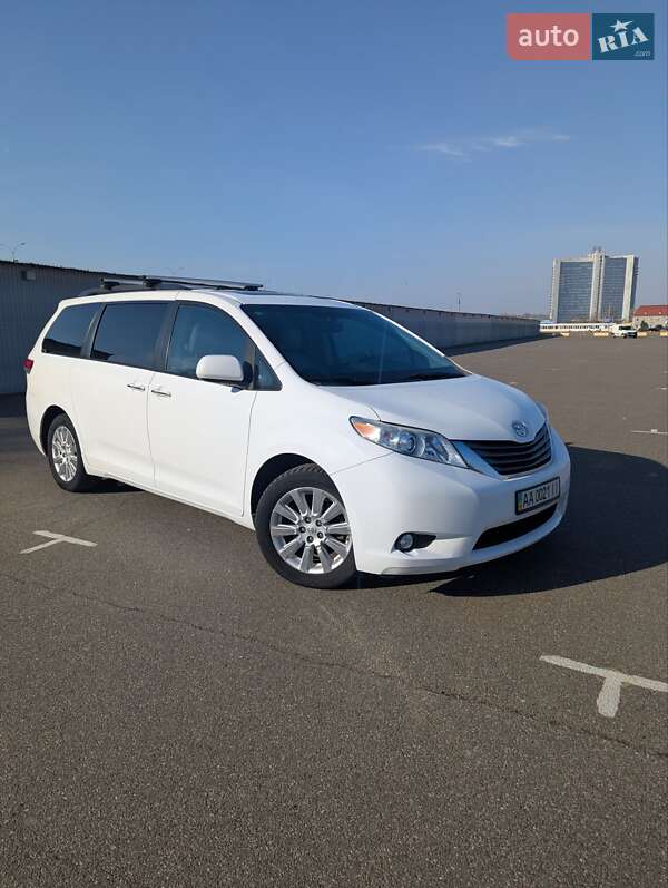 2011 toyota sienna