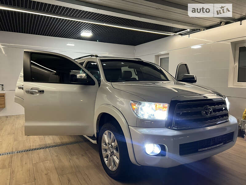 2010 toyota sequoia