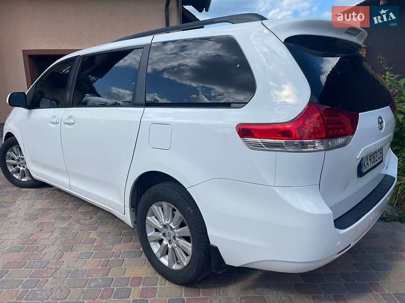 2011 toyota sienna