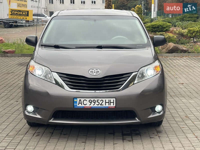 2010 toyota sienna