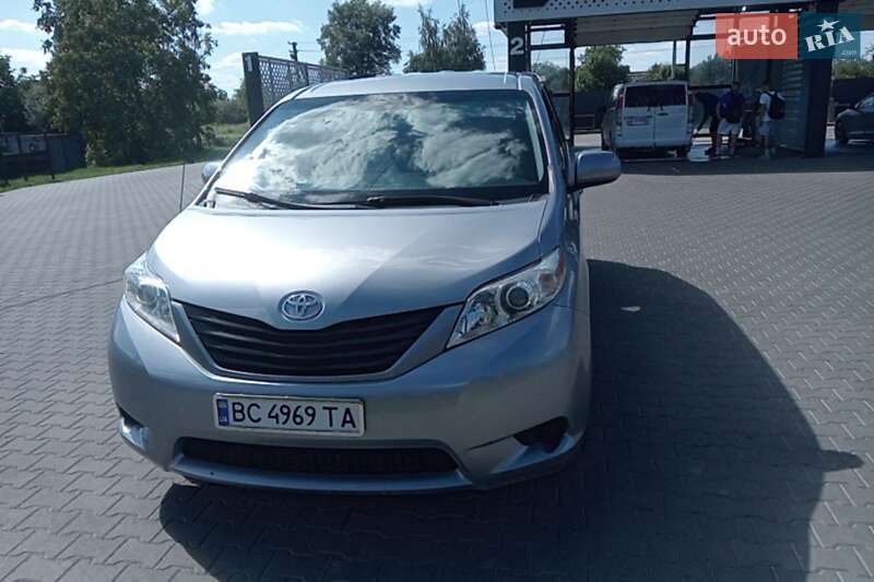2010 toyota sienna
