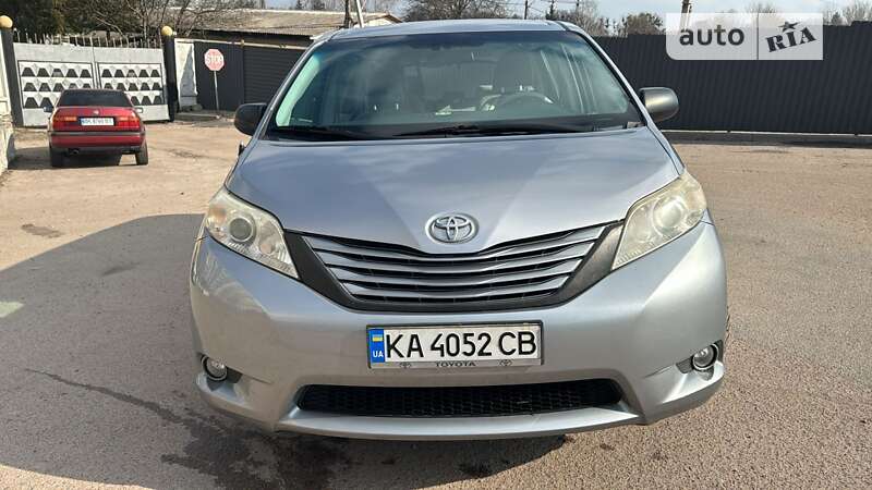 2011 toyota sienna