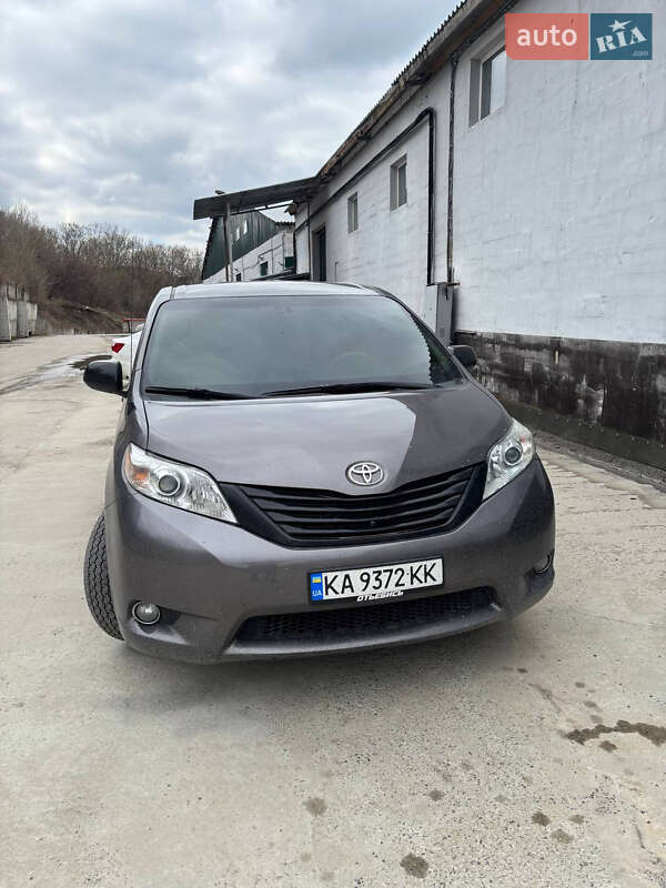 2011 toyota sienna