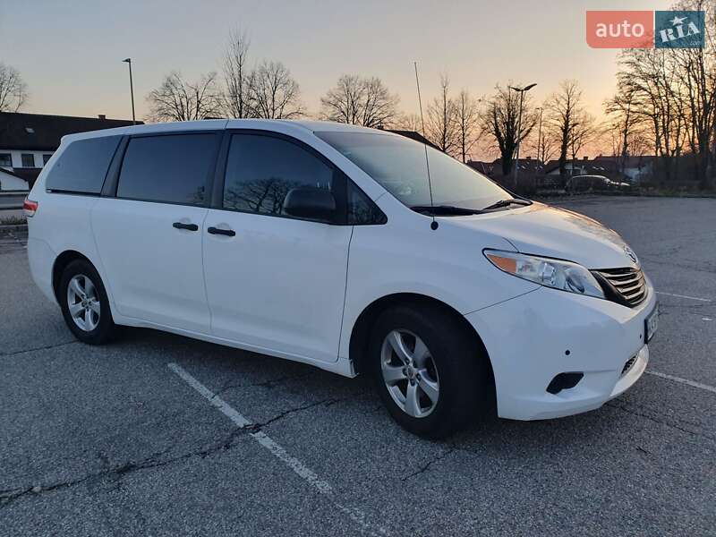 2011 TOYOTA Sienna