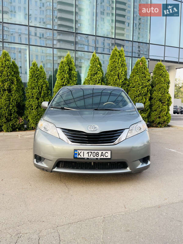 2010 toyota sienna