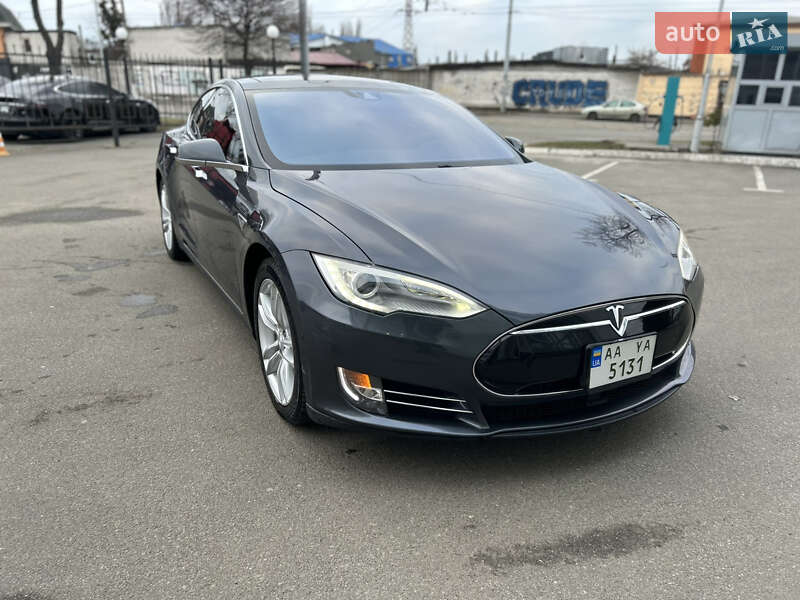 2015 TESLA Model S