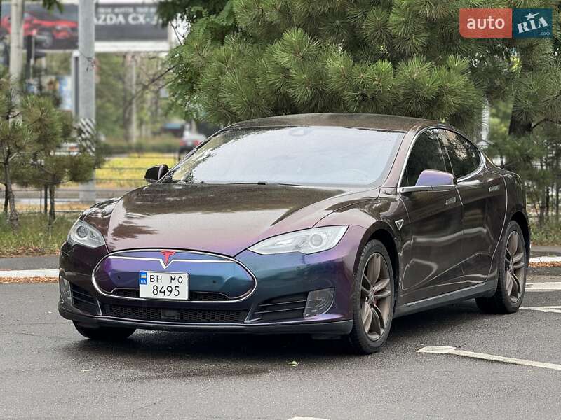 2015 TESLA Model S