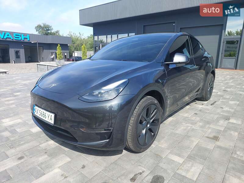 2025 TESLA Model Y