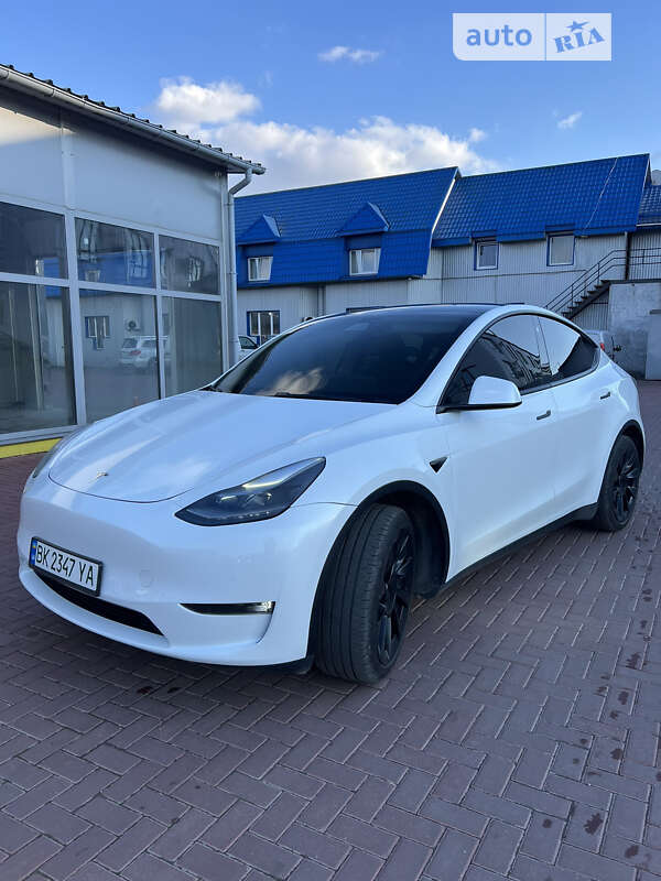 2022 tesla model y