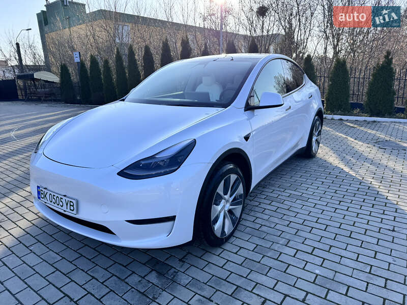 2023 tesla model y