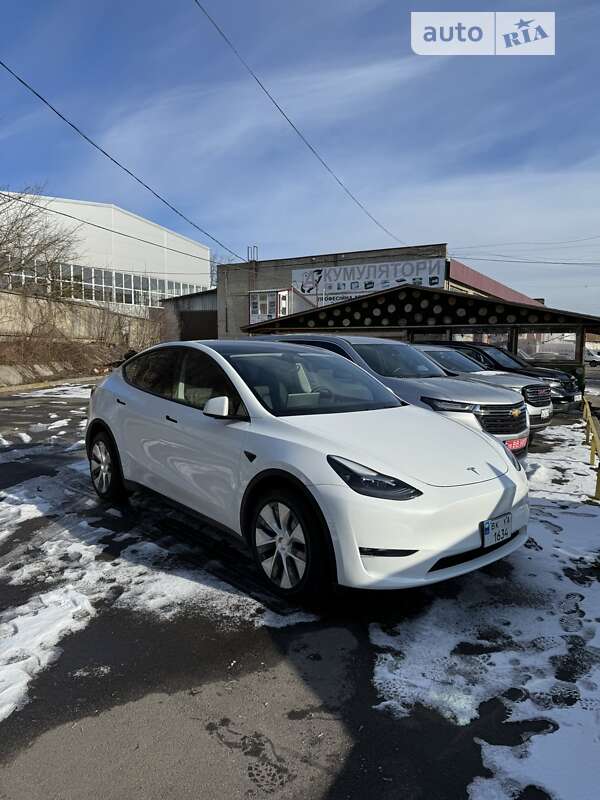 2023 tesla model y